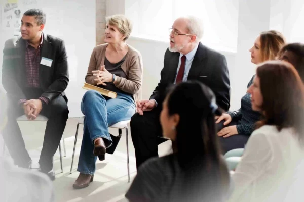 business-people-are-having-discussion-1-compressed-scaled_11zon_11zon reuniones de asambleas